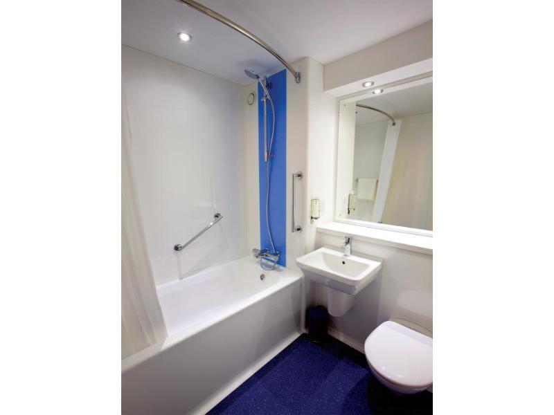 Travelodge London Raynes Park Zewnętrze zdjęcie