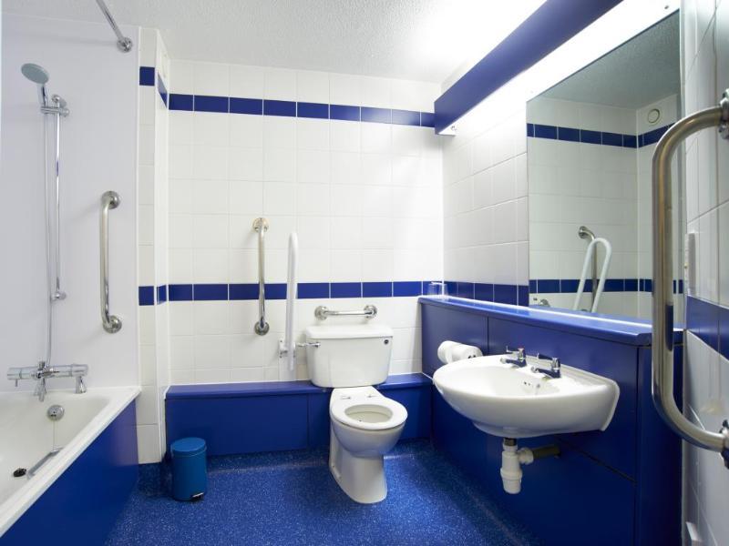 Travelodge London Raynes Park Zewnętrze zdjęcie