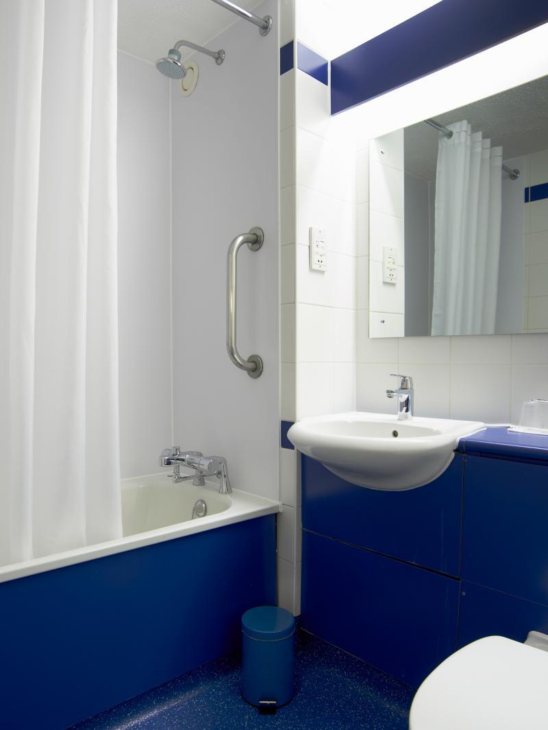 Travelodge London Raynes Park Zewnętrze zdjęcie