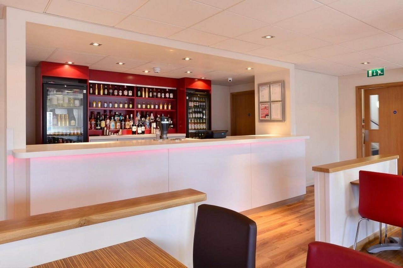 Travelodge London Raynes Park Zewnętrze zdjęcie
