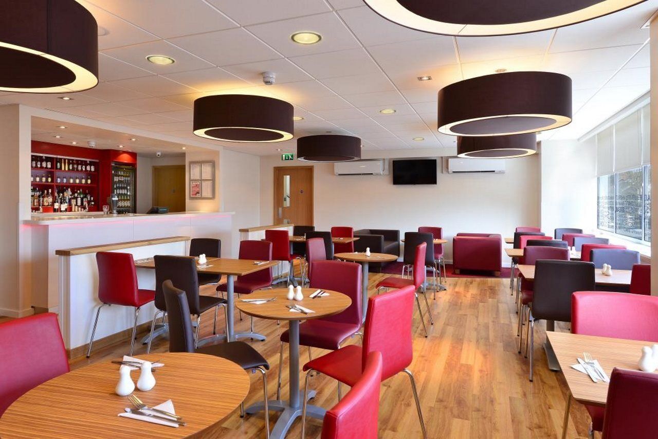 Travelodge London Raynes Park Zewnętrze zdjęcie